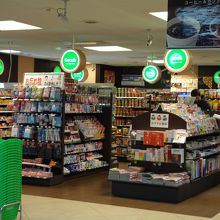 ファミリーマートなので緑色っぽい