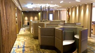 快適だがゲートから少し遠いPlaza Premium Lounge