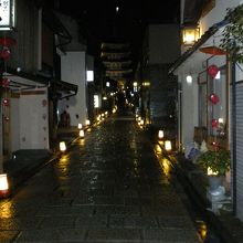 雨に濡れた灯路