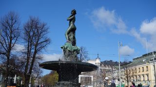 港の近くの公園にある美しい像