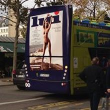 さすがパリ･･･大胆すぎる広告がバス背面に(・・;)