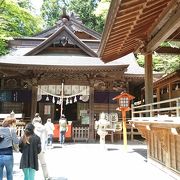 富士山が見える五重塔の麓の神社