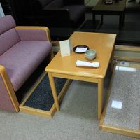 窓際の椅子下にある足盤石　じんわり温かいこれだけは良かった