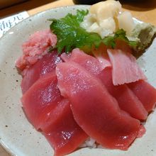 近大まぐろ贅沢丼です。