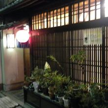 夜の外観。風情は有るのですが一人では入り辛い雰囲気