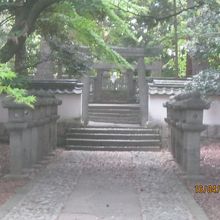 奥に五輪塔があります。