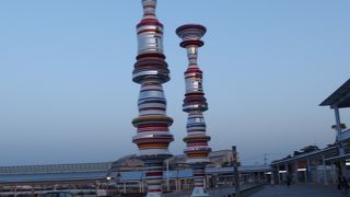 フェリーターミナルにある２本の柱