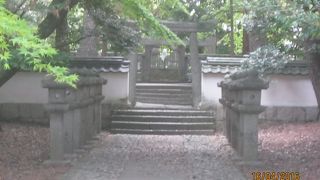 毛利輝元とその夫人の墓があります。