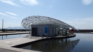 港にある目立つ建物