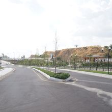 立派な道が傍らに