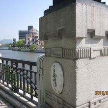 奥に原爆ドームが