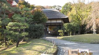 全国から歴史的建造物を集めた三溪園にあって、鶴翔閣は原三溪が住まいとして建てたものです。