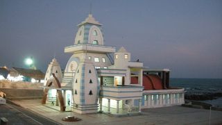 海沿いの記念館