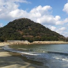 菊ヶ浜から眺める指月山