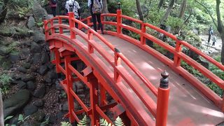 色鮮やかな朱色の橋