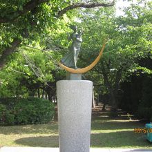 三日月が特徴的