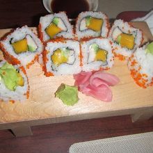 マンゴーのカリフォルニア巻きなどオリジナルメニューも豊富！