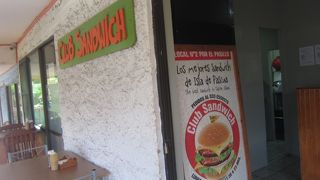 イースター島でエンパナーダ・クラブサンドイッチ