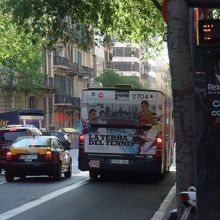 バルセロナオープンのラッピングバスも走ってました