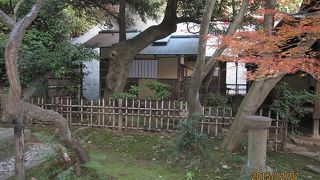 原三溪が大正7（1918）年に建てた一畳台目の小さな茶室です。