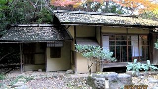 信長の弟・織田有楽斉が建てたと伝えられている三畳台目の茶室です。