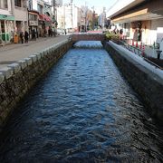 香林坊の裏、用水が流れる商店街