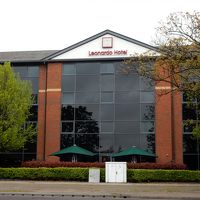 ホテル外観（Bath Road側から。こちらには入口なし）