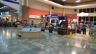 意外ときれいな空港。ラウンジは6時から営業