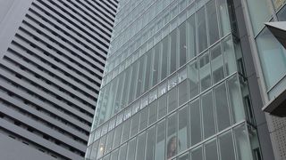 店内は静、外観は夜、綺麗なイルミネーション。