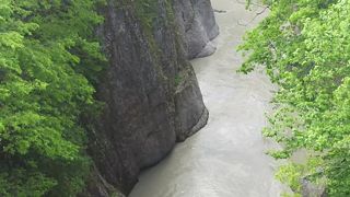 断崖絶壁、でも川は濁り気味