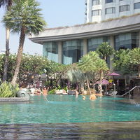 陽光まぶしいプール