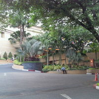 ちょっと昇り坂の正面玄関