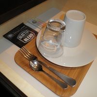 ドリップコーヒーに、お皿、ナイフとフォークがありました