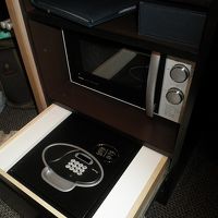 客室内には電子レンジとセーフティ・ボックスがあります