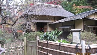 奈良の法華寺から移築された素朴な趣のある茶室で、もの悲しい雰囲気が漂います。