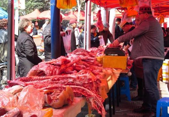 （上海）金曜日にはムスリムによるバザールが開かれる