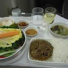 メインは韓国料理でプルコギを野菜で巻いて食べる