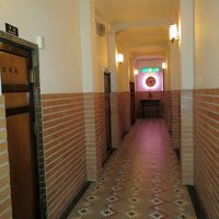 貸切風呂が並ぶ通路