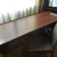 デスクも広く、スタンドもあります。