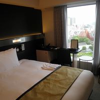 ベッドとデスク　大きな窓から浅草が見えます