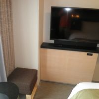 テレビ、手前には椅子があります