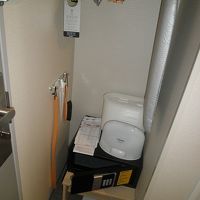 入口横のクローゼット。加湿器やアイロンもありました。