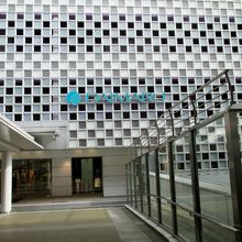 駅直結で便利です