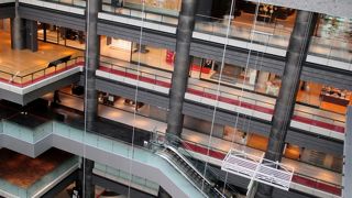 巨大なショッピングモール