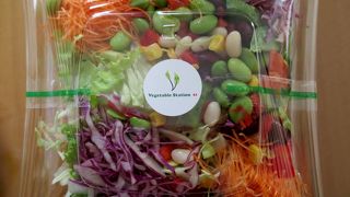 サラダやジューススタンドがあります