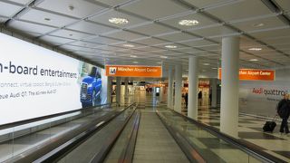 たくさんのショップやレストランがあります。