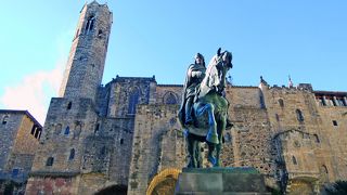 建物と銅像のコラボ