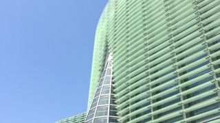 天井高くて広々とした展示室