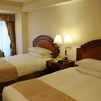 ツインルームでベッドも程よい硬さです。