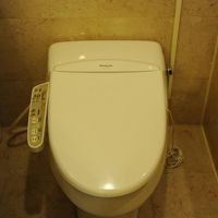 トイレはシャワートイレ付で快適です。